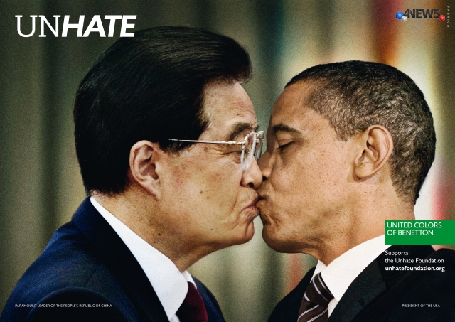 Il bacio tra il presidente americano Barack Obama e il suo omologo cinese Hu Jintao.