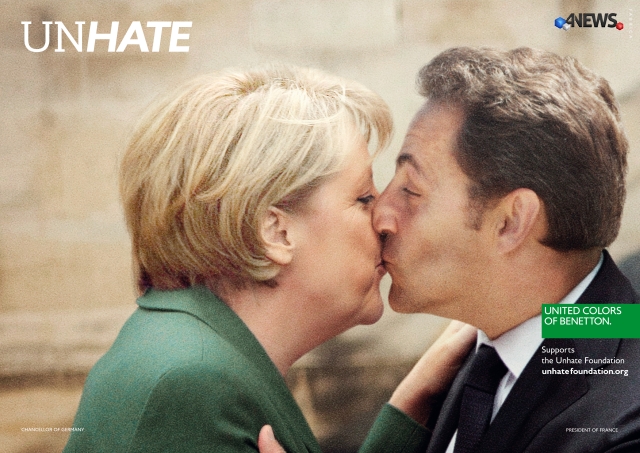 Il bacio tra Nicolas Sarkozy e Angela Merkel.