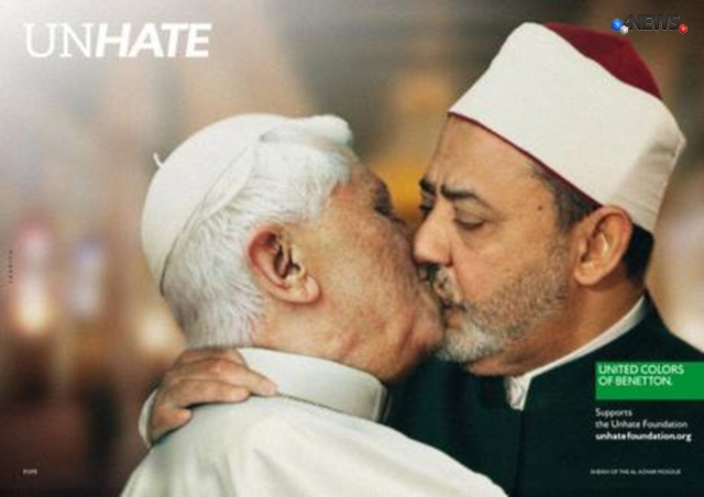 Il bacio tra papa Benedetto XVI e l'imam de Il Cairo.